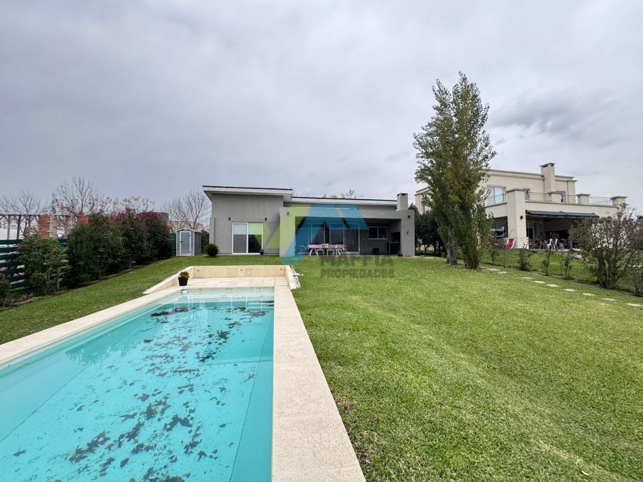 Pileta con casa al fondo
